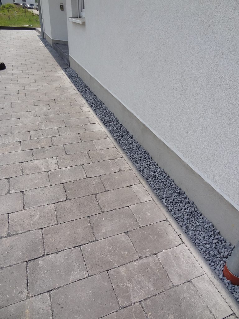 Betonsteinpflaster gekollert mit Spritzschutzstreifen