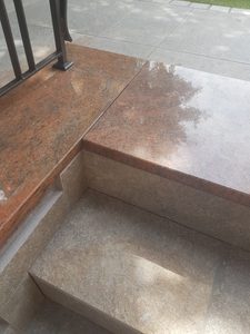 Kellertreppe mit Keramischen Platten Feinsteinzeug Belag und Naturstein