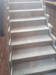 Kellertreppe mit Keramischen Platten Feinsteinzeug Belag