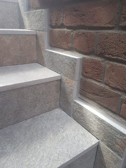 Kellertreppe mit Keramischen Platten Feinsteinzeug Belag